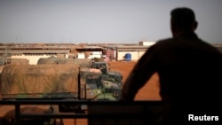 Un soldat français se profile alors qu'il regarde le camp opérationnel de la plate-forme du désert lors de l'opération Barkhane à Gao, au Mali, le 1er août 2019.