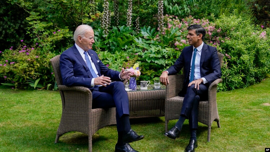 英国首相苏纳克在伦敦唐宁街10号接待到访的美国总统拜登。（2023年7月10日）