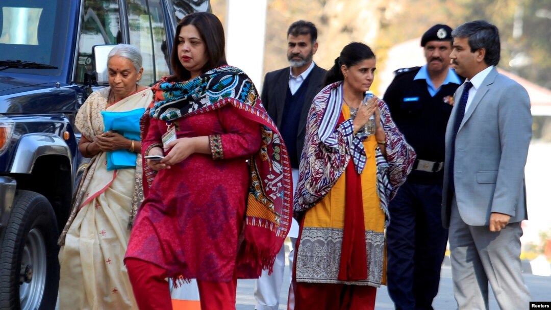 Ibu dan istri Kulbhushan Sudhir Jadhav tiba untuk menemui suaminya di penjara Islamabad, Pakistan, Senin (25/12). 