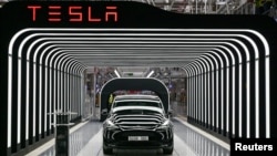 ARCHIVO - Los carros modelo Y de Tesla pueden observarse durante la apertura de la fábrica de la compañía de vehículos eléctricos, algunos con sistemas de conducción autónoma, en Gruenheide, Alemania, el 22 de marzo de 2022.