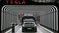 Mobil Tesla yang diproduksi di pabrik Gigafactory Gruenheide di Jerman (foto: ilustrasi). 