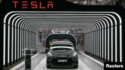 Mobil Tesla yang diproduksi di pabrik Gigafactory Gruenheide di Jerman (foto: ilustrasi). 