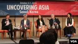 ក្រុម​ថ្នាក់​ដឹកនាំ​នៃបណ្តុំស្ថាប័ន​ដែល​រៀប​ចំ​សិក្ខា​​សាលា​​អំពី​ព័ត៌មាន​ស៊ើបអង្កេត​​អាស៊ី​លើក​ទី៣​ ​(The Third Asian Investigative Journalism Conference)​ ថ្លែងបើក​កម្មវិធី​ ​ដែល​ធ្វើឡើង​ក្នុង​ទីក្រុង​សេអ៊ូល ប្រទេស​កូរ៉េ​ខាងត្បូង​ កាលពី​ថ្ងៃទី៥ ដល់​ថ្ងៃទី៧​ ​ខែតុលា ឆ្នាំ​២០១៨​។​ (កាន់ វិច្ឆិកា/VOA)