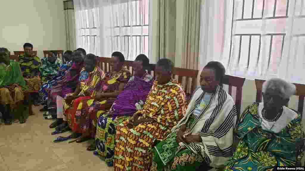 Bamwe mu babyeyi bagizwe incike na jenoside&nbsp;batuye mu nzu yabagenewe iri mu karere ka Bugesera mu ntara y&#39;uburasirazuba bw&#39;u Rwanda mu kiganiro n&#39;umunyamakuru w&#39;Ijwi ry&#39;Amerika Eddie Rwema