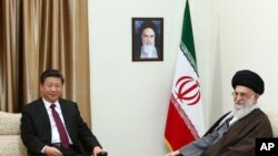 Pemimpin Tertinggi Iran Ayatollah Ali Khamenei (kanan) dan Presiden China Xi Jinping di Teheran, Iran, 23 Januari 2016.