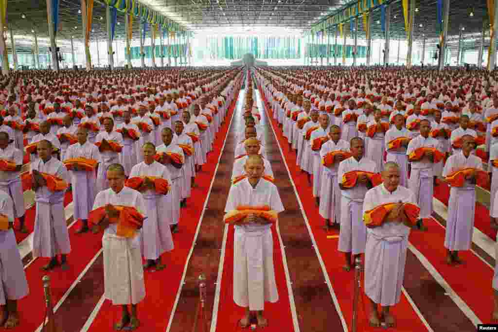 Monks take part in a mass ordination ceremony for Buddhist Lent at the Wat Phra Dhammakaya temple in Pathum Thani province, north of Bangkok, Thailand, July 13, 2013.