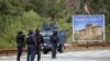 科索沃警察站在班尼斯卡修道院附近的道路上。(2023年9月25日)