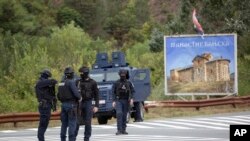 科索沃警察站在班尼斯卡修道院附近的道路上。(2023年9月25日)