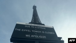 Esta fotografía tomada el 27 de diciembre de 2023 muestra un cartel que informa a los visitantes que la torre Eiffel está cerrada después de que el personal se declarara en huelga.