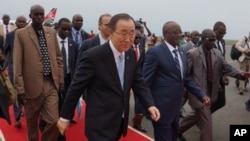 Sekjen PBB Ban Ki-Moon ketika tiba di Bujumbura, Burundi (22/2). Ban bertemu dengan Presiden Sudan Selatan Salva Kiir di Juba, Kamis (25/2).