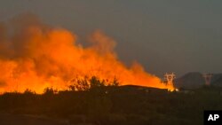 Esta foto, publicada por el Departamento Forestal y de Protección contra Incendios de Arizona, muestra humo que se eleva desde el incendio Boulder View, el jueves 27 de junio de 2024, cerca de Phoenix. 