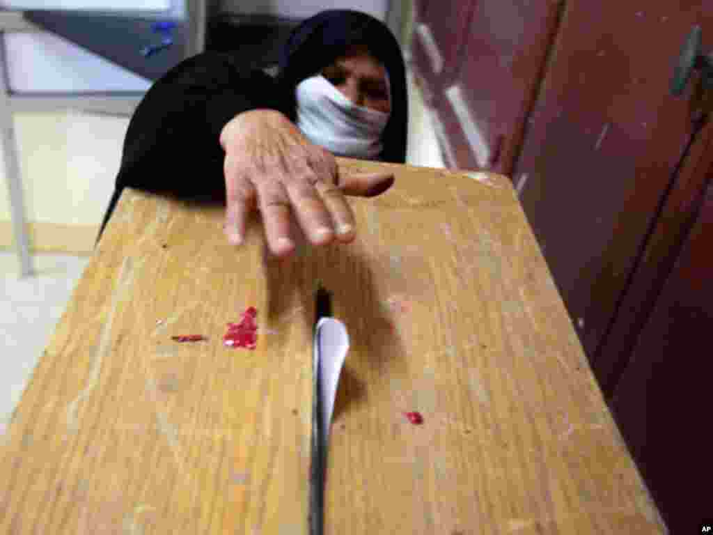 A Bedouin woman casts her vote in a school used as a voting center in El-Sheikh Zowayed city, north Sinai, on January 4, 2012. (AP)