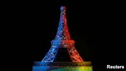 La tour Eiffel illuminée pour le lancement de la campagne internationale de Paris pour les JO 2024, le 3 février 2017.