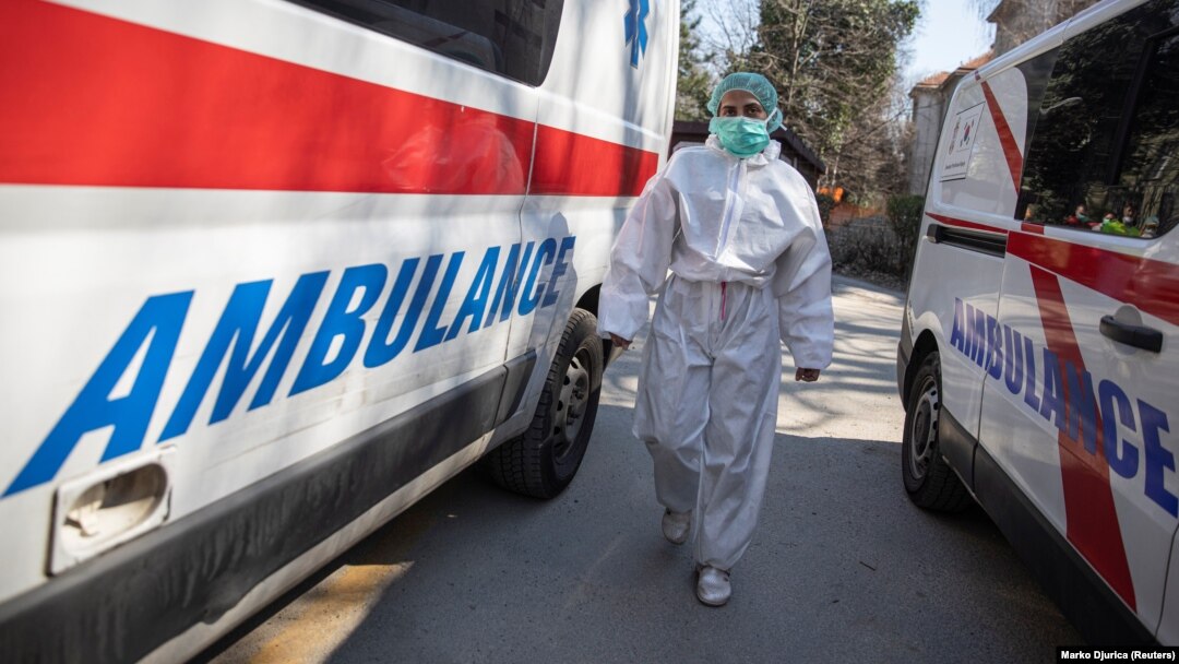 Arhiva - Medicinski radnik u zaštitnoj opremi ispred Infektivne klinike u Beogradu (REUTERS/Marko Djurica)