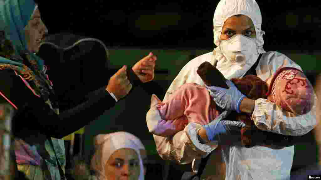 Un secouriste porte un enfant à l&#39;arrivée au port sicilien de Pozzallo, le 19 avril 2015.