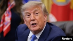 美国总统唐纳德·特朗普在白宫椭圆形办公室举行的关于疫苗灵活政策的行政命令签署仪式上发表讲话。(2026年8月10日)