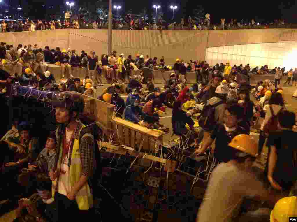 数千香港学生市民聚会与警方对峙 (美国之音海彦 拍摄) 