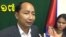 Ath Thorn, president of Cambodian Labor Confederation (CLC), spoke to reporters after minimum wage for 2018 was increased to $170 per month for workers in the garment industry, Phnom Penh, October 5, 2017. (Hul Reaksmey/VOA Khmer) 