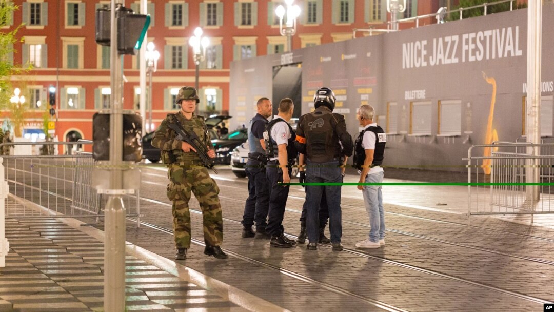 Polisi dan tentara Perancis menerapkan lockdown di kota Nice pasca serangan maut Kamis (14/7) malam. 