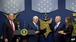 Rais Donald Trump, kushoto akisikiliza wakati Makamu wa Rais Mike Pence, wapili kushoto akimwapisha Waziri wa Ulinzi James Mattis.