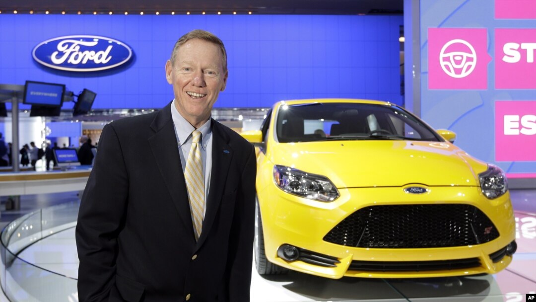 Presiden dan CEO Ford, Alan Mulally, berdiri dekat sebuah mobil Ford Focus dalam pameran otomotif di Detroit Januari 2013. (AP/Carlos Osorio)