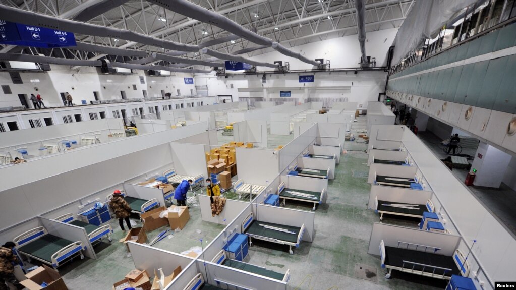 工人们正在把长春的一个展览中心改造成拥有1500张床位的临时医院。(photo:VOA)