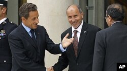 Shugaba Nicolas Sarkozy na kasar Faransa tare da Mustapha Abdel Jalil da kuma Mahmoud Jibril, shugabannin wucin gadin kasar Libiya a fadar shi ta Elysee jim kadan kafin babban taron Paris