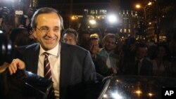 希臘新民主黨領導人薩馬拉斯向支持者發表講話後離開選舉票站。