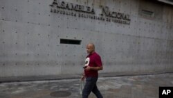 El jefe del Gobierno del Distrito Capital, Daniel Aponte, expresó sus condolencias y comunicó que el sepelio de Durán Trujillo será este miércoles en la capilla central de la Funeraria Vallés en Caracas.