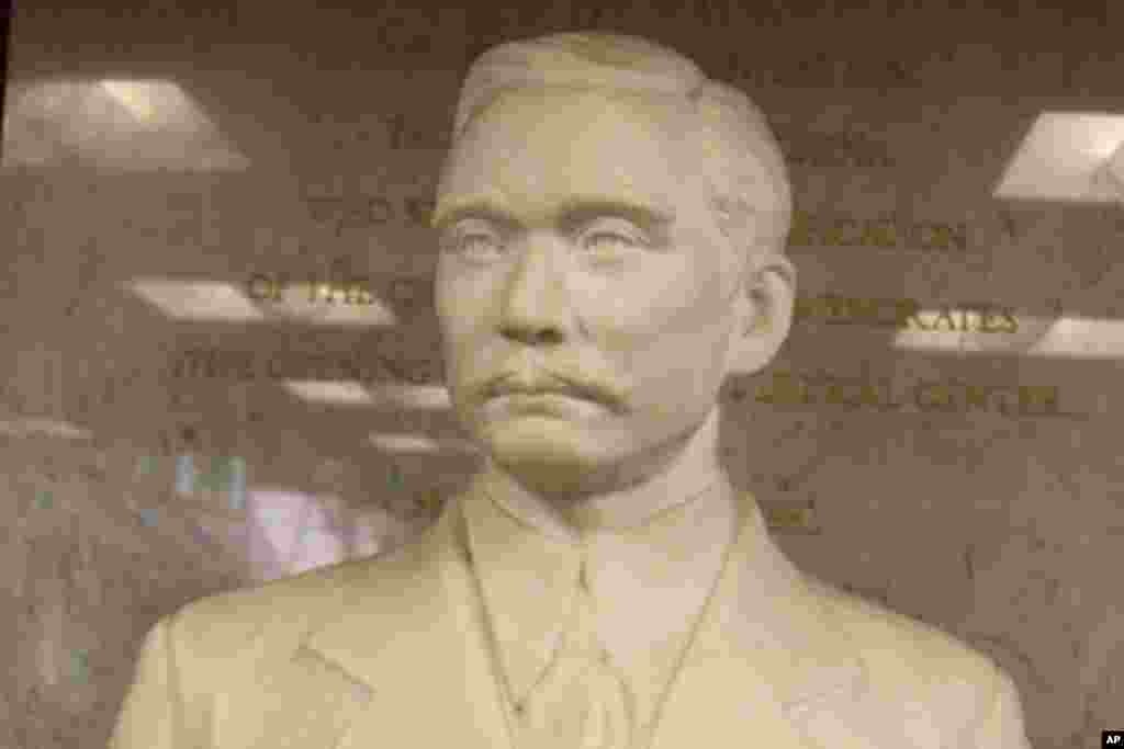 在乔治城大学外交学院内摆放的孙中山石像