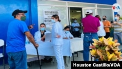 Un anciano acude a vacunarse a un hospital público de Managua. Foto Houston Castillo, VOA.