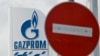 Arhiva - Logo ruskog energetskog giganta Gasproma prikazan je na jednoj od njegovih benzinskih pumpi pored uličnog znaka "zabranjen smer" u Sofiji 27. aprila 2022.