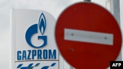 Arhiva - Logo ruskog energetskog giganta Gasproma prikazan je na jednoj od njegovih benzinskih pumpi pored uličnog znaka "zabranjen smer" u Sofiji 27. aprila 2022.