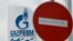 Arhiva - Logo ruskog energetskog giganta Gasproma prikazan je na jednoj od njegovih benzinskih pumpi pored uličnog znaka "zabranjen smer" u Sofiji 27. aprila 2022.
