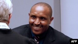 L'ancien chef de guerre congolais Bosco Ntaganda et son avocat Stéphane Bourgon dans la salle d'audience de la Cour pénale internationale à La Haye, le 28 août 2018.