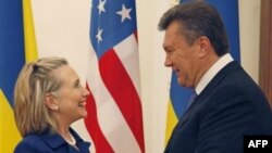 Хиллари Клинтон и Виктор Янукович (архивное фото)