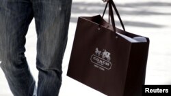 內裝有國際奢侈品名牌店寇馳（Coach）的構物袋。