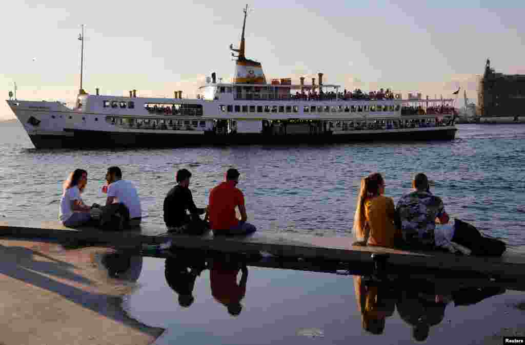 Kadıköy'de gençlerin toplandığı, içki içip dans ettiği kulüplerin, baskıdan kaçan gençlerin ve Kadıköy'ün bir portresini çizen gazete, Türkiye'de son 16 yılda yaşanan sosyal değişimin de özetini sunuyor.