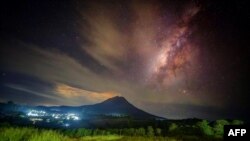 Mlima wa Sinabung kisiwani Sumatra, Indonesia.