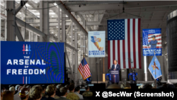 战争部长海格塞斯在德克萨斯州布朗斯维尔的SpaceX发表讲话，这是“自由兵工厂”全美巡回演讲活动的一部分。(2026年1月12日)