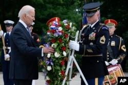조 바이든(왼쪽) 미국 대통령이 29일 메모리얼데이를 맞아 알링턴 국립묘지에 있는 무명용사 묘에 헌화하고 있다.