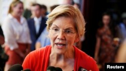 La candidata presidencial demócrata de los Estados Unidos para el año 2020, la senadora Elizabeth Warren, habla a miembros de los medios de comunicación durante un ayuntamiento en la Casa de Peterborough en Peterborough, New Hampshire, EE.UU.