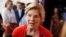 La candidata presidencial demócrata de los Estados Unidos para el año 2020, la senadora Elizabeth Warren, habla a miembros de los medios de comunicación durante un ayuntamiento en la Casa de Peterborough en Peterborough, New Hampshire, EE.UU.