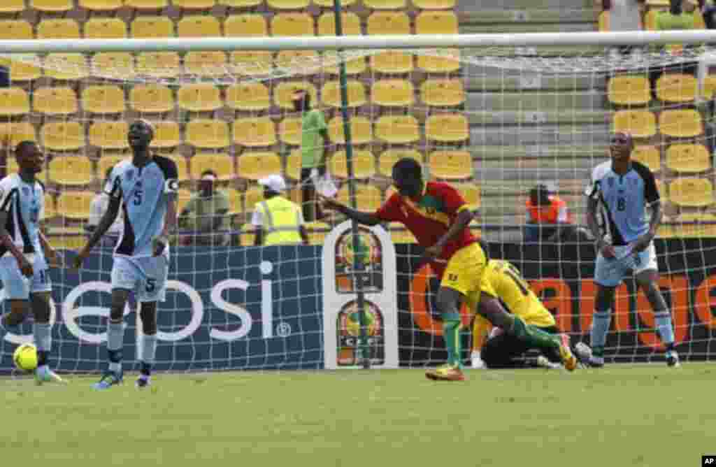 Guinea's Sadio Diallo (C) celebrates his goal during their African Nations Cup Group D soccer match against Botswana at Franceville Stadium January 28, 2012. Guinea won 6-1. REUTERS/Louafi Larbi (GABON - Tags: SPORT SOCCER)