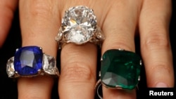 Una empleada de una casa de subastas muestra las joyas ofrecidas este miércoles en Ginebra.