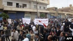 Cư dân thành phố Qamishli của Syria biểu tình đòi Tổng thống bước xuống, họ hô to khẩu hiệu 'Chúng tôi không sợ', và cam kết ủng hộ thành phố Daraa đang bị vây hảm