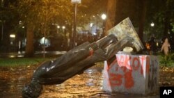 Una estatua del expresidente Abraham Lincoln fue derribada por manifestantes en un parque de Portland, la noche del domingo 11 de octubre de 2020.