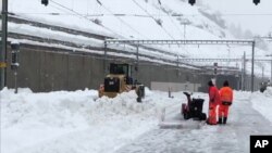 Petugas tengah membersihkan salju di sebuah jalan di Zermatt, Swiss, 9 Januari 2018. (Foto: Videograb/Lars Mlekusch via AP).