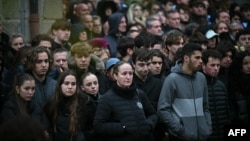 Fransa’nın Drome bölgesindeki Crepol köyünde bıçaklandıktan sonra hayatını kaybeden 16 yaşındaki Thomas adlı gencin 24 Kasım’da düzenlenen cenaze törenine ailesi, yakınları ve köy halkı katıldı. 