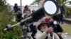  Un hombre toma fotos de un eclipse solar total en Chascomús, Argentina, el martes 2 de julio de 2019. (AP Foto/Gustavo Garello)